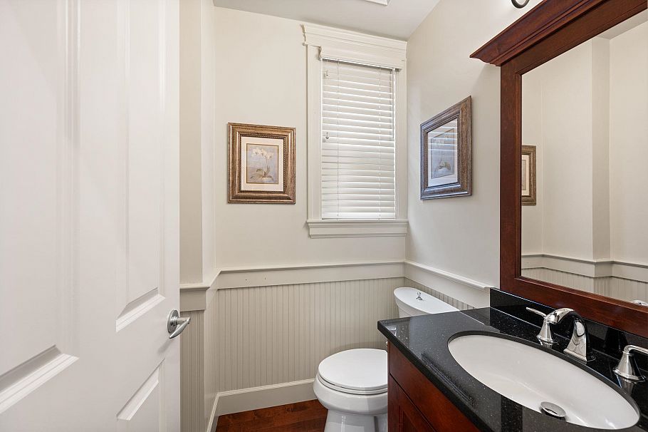 336 E 12th Street North Vancouver, BC - 22