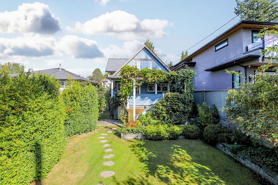 341 W 22nd Street North Vancouver, BC - 1