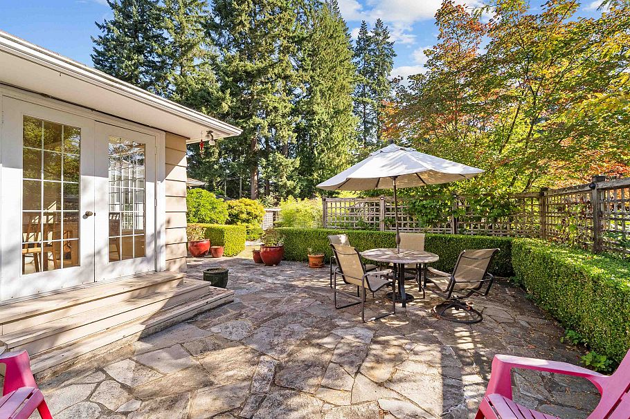 2000 Lloyd Avenue North Vancouver, BC - 2