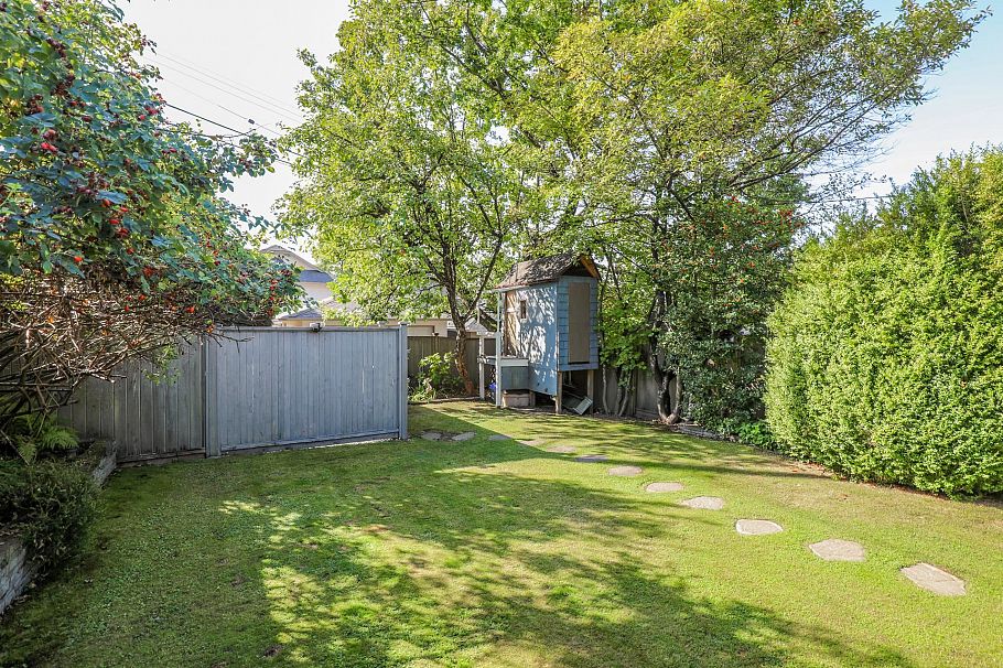 341 W 22nd Street North Vancouver, BC - 39