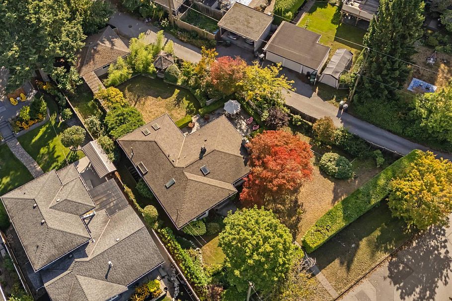 2000 Lloyd Avenue North Vancouver, BC - 31