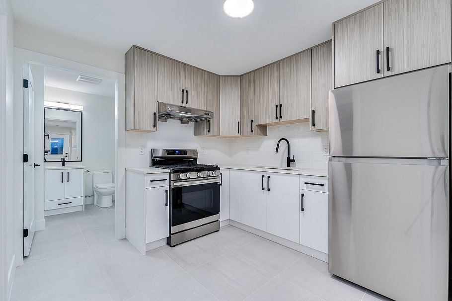 1 5461 Rhodes Street Vancouver, BC - 25