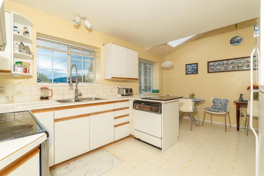 100 E Kensington Road North Vancouver, BC - 11