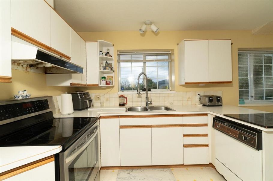 100 E Kensington Road North Vancouver, BC - 13