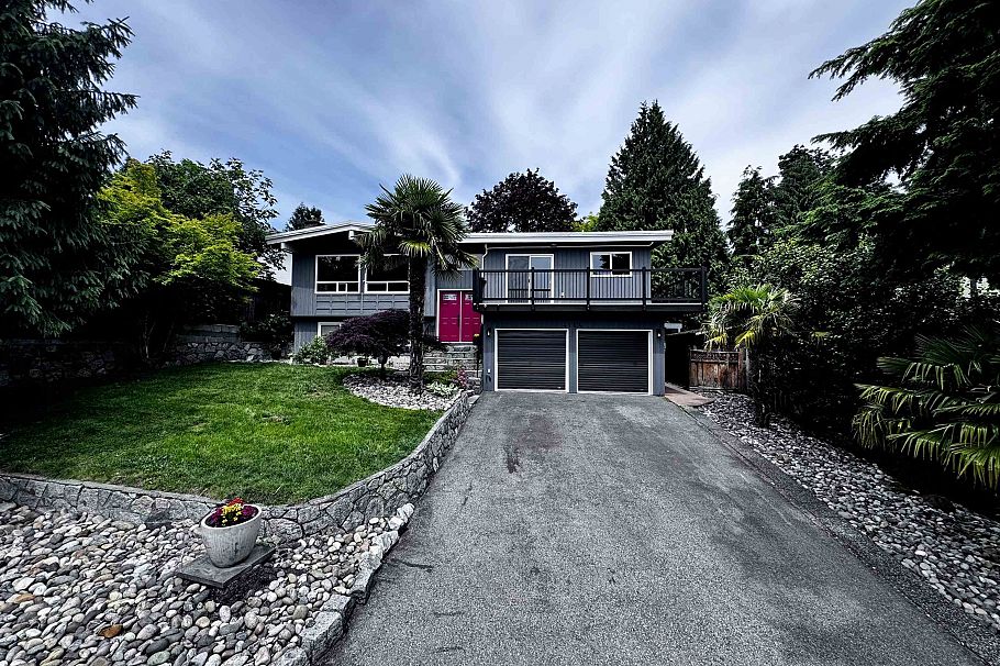 4164 Fairway Place North Vancouver, BC - 2
