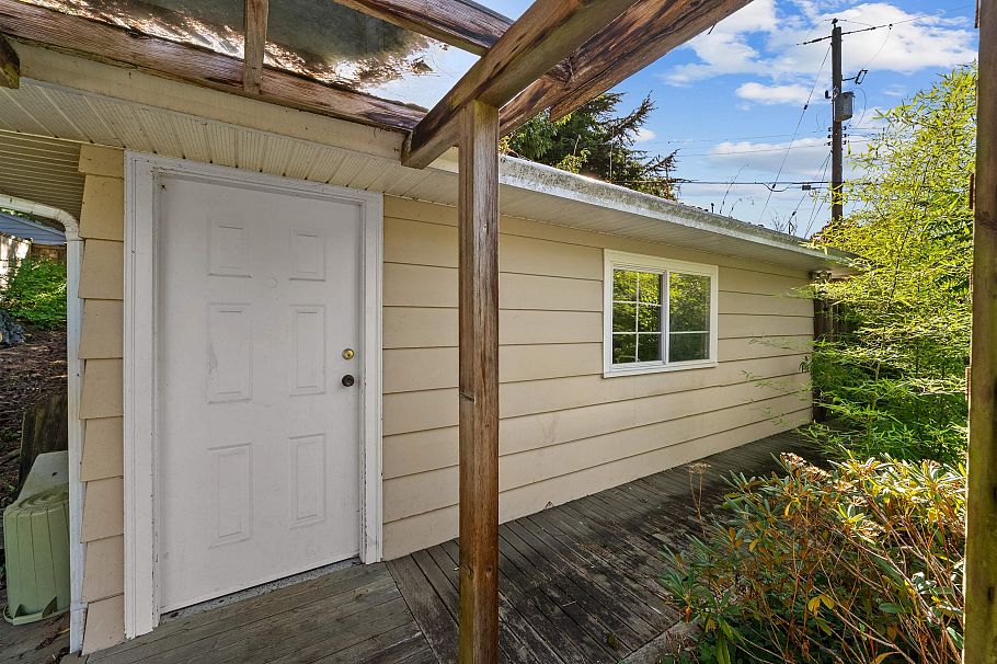 2000 Lloyd Avenue North Vancouver, BC - 19