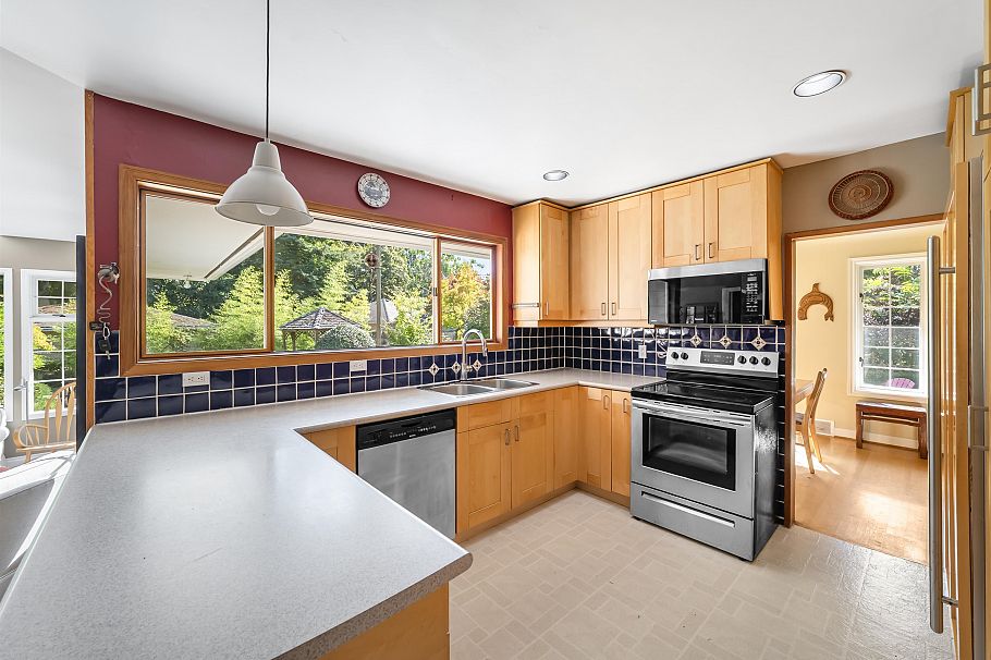 2000 Lloyd Avenue North Vancouver, BC - 10