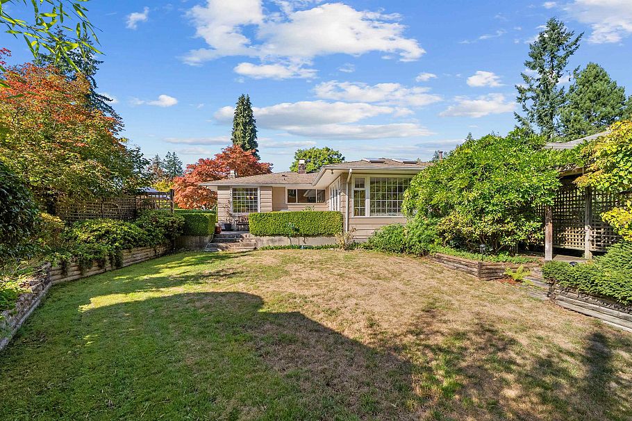 2000 Lloyd Avenue North Vancouver, BC - 22