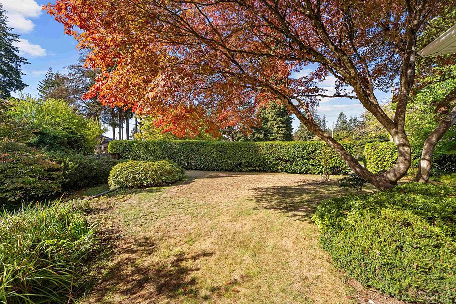 2000 Lloyd Avenue North Vancouver, BC - 23