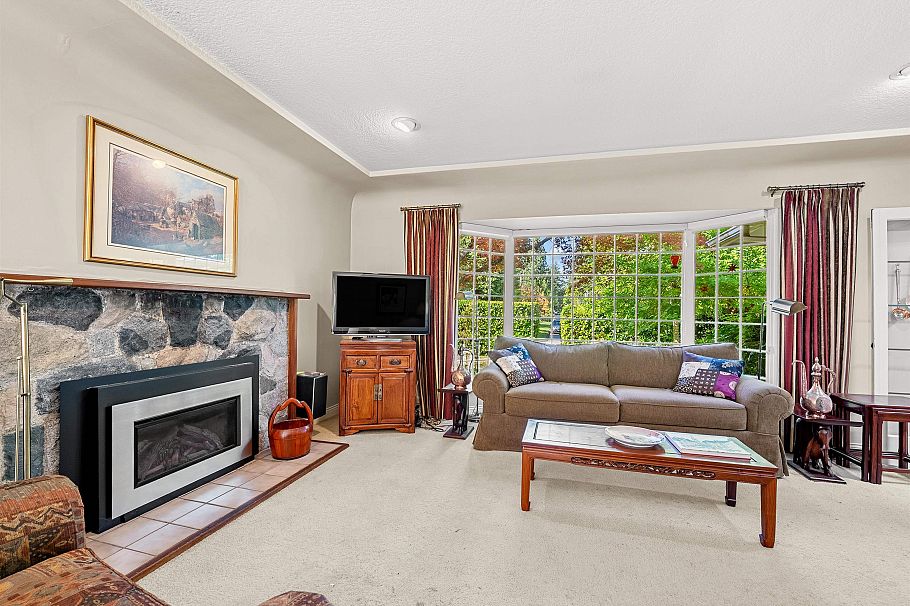 2000 Lloyd Avenue North Vancouver, BC - 12