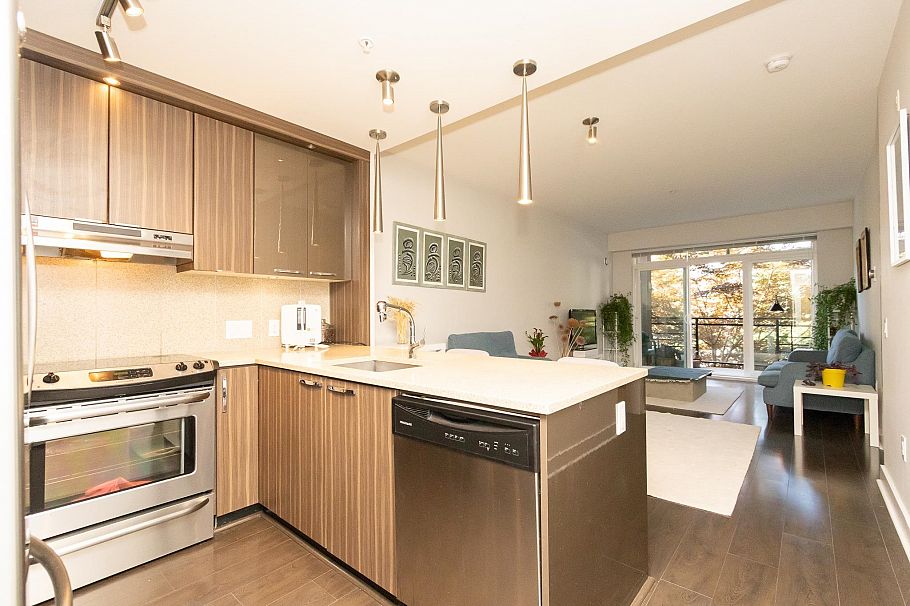 310 733 W 14th Street North Vancouver, BC - 1