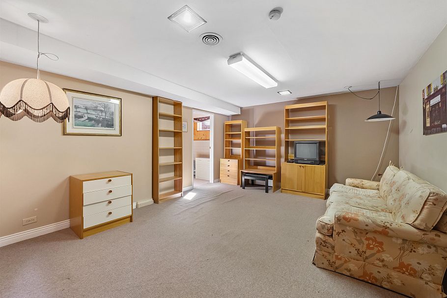 2000 Lloyd Avenue North Vancouver, BC - 18