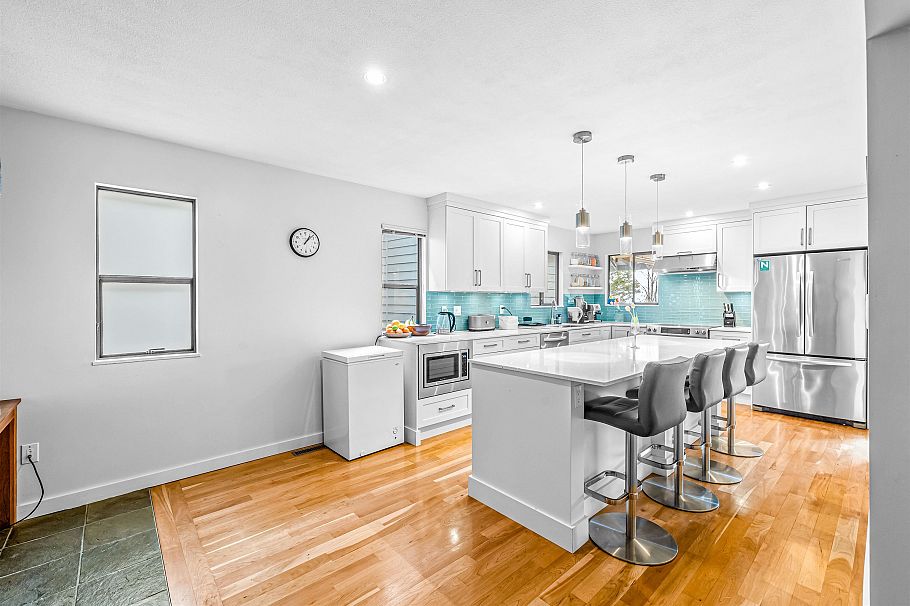 5709 Owl Court North Vancouver, BC - 3