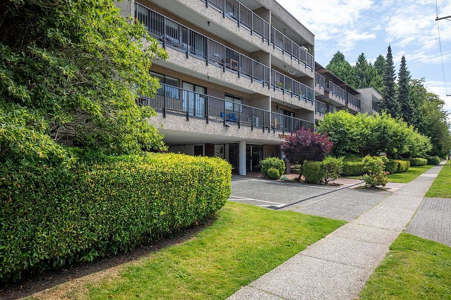 302 330 E 1st Street North Vancouver, BC - 22