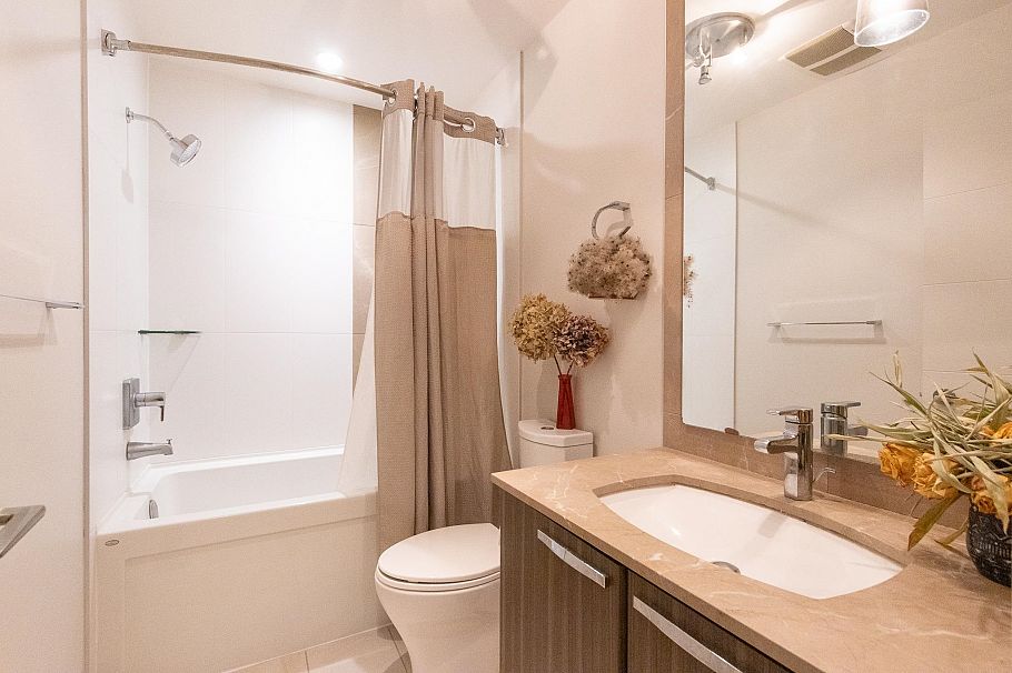 310 733 W 14th Street North Vancouver, BC - 10