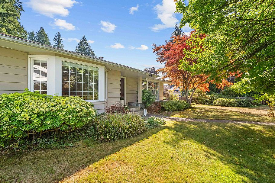 2000 Lloyd Avenue North Vancouver, BC - 20