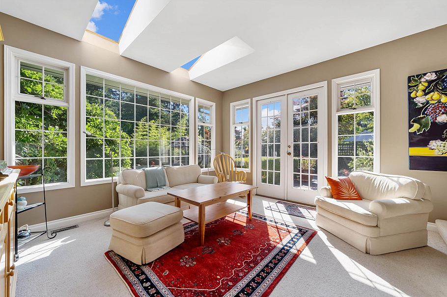 2000 Lloyd Avenue North Vancouver, BC - 6