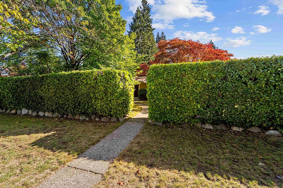 2000 Lloyd Avenue North Vancouver, BC - 34