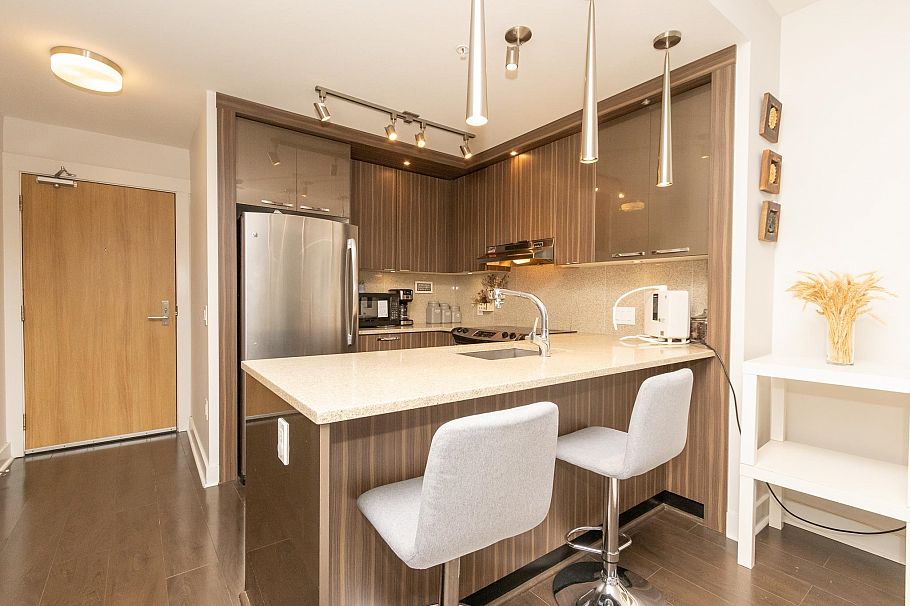 310 733 W 14th Street North Vancouver, BC - 3