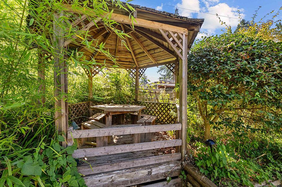 2000 Lloyd Avenue North Vancouver, BC - 32