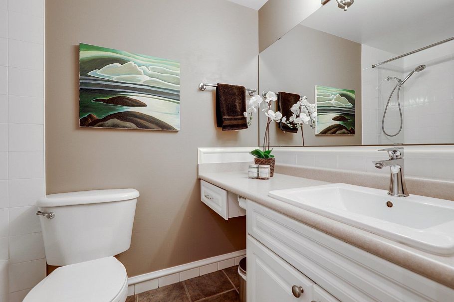 302 330 E 1st Street North Vancouver, BC - 15