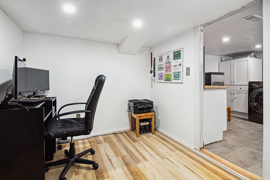 341 W 22nd Street North Vancouver, BC - 33