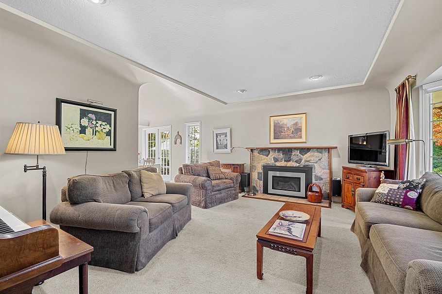 2000 Lloyd Avenue North Vancouver, BC - 13