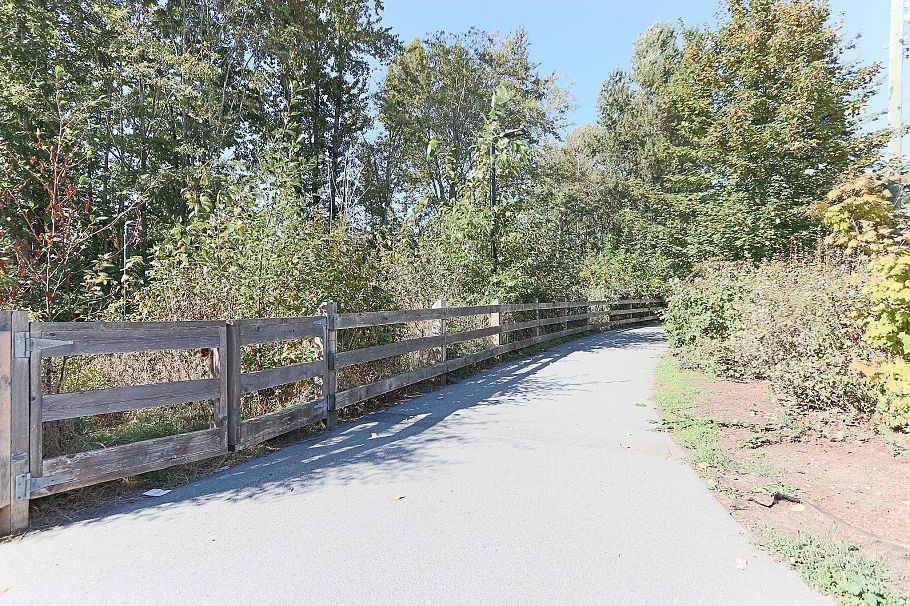 310 733 W 14th Street North Vancouver, BC - 24