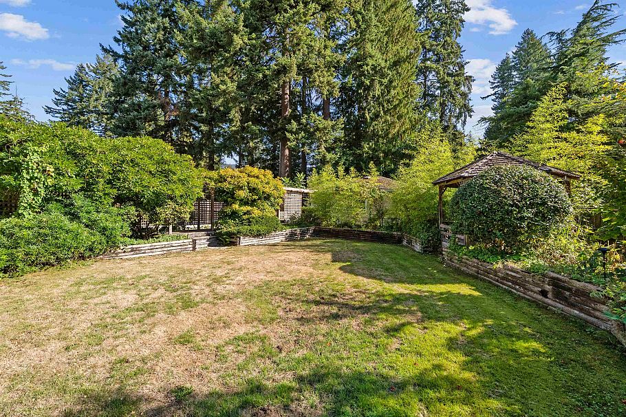 2000 Lloyd Avenue North Vancouver, BC - 24