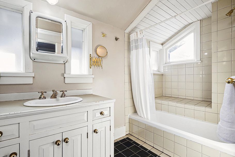 341 W 22nd Street North Vancouver, BC - 30