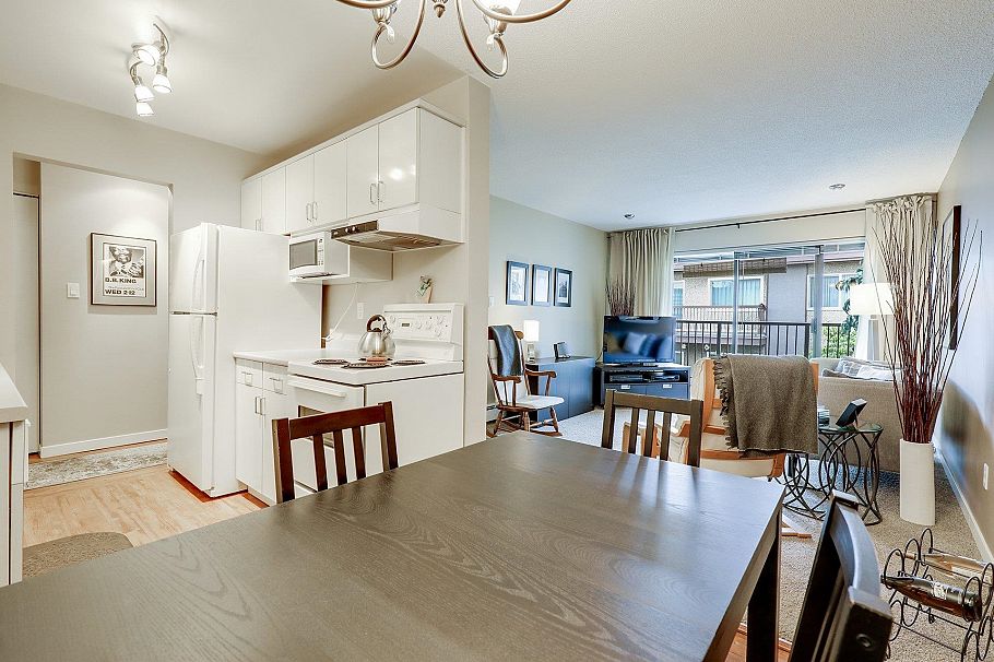 302 330 E 1st Street North Vancouver, BC - 11