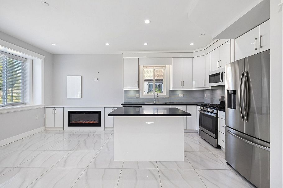 1 2430 E 41 Avenue Vancouver, BC - 5