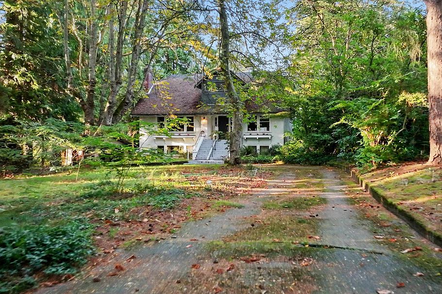 4755 W 6th Avenue Vancouver, BC - 2