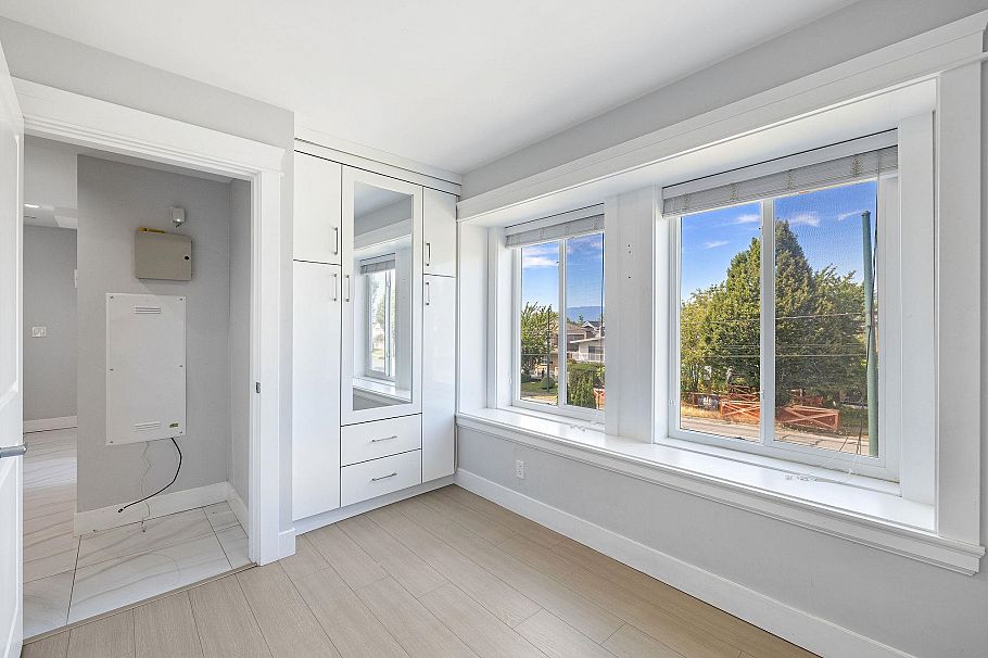 1 2430 E 41 Avenue Vancouver, BC - 25