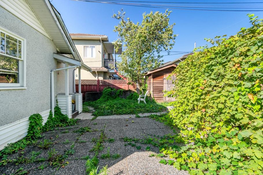 2641 E 7th Avenue Vancouver, BC - 20