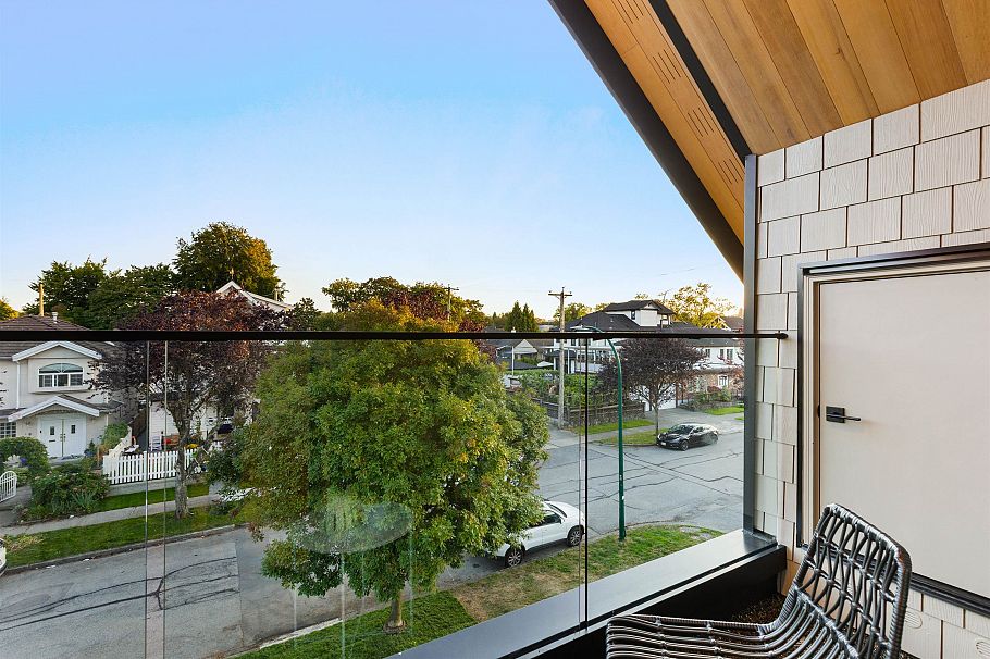 1 2435 Napier Street Vancouver, BC - 9