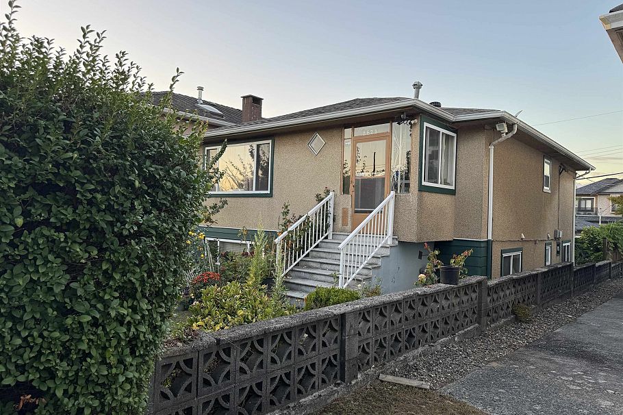 2673 E 22nd Avenue Vancouver, BC - 1