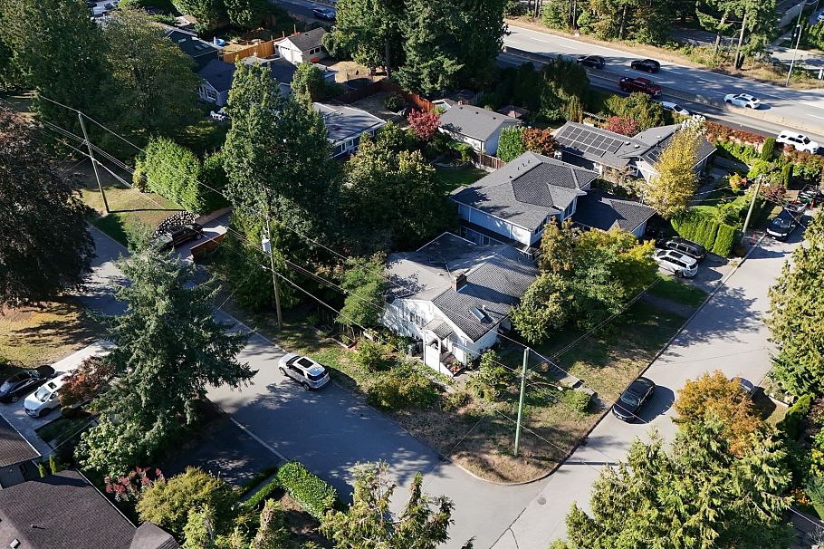 2405 Lloyd Avenue North Vancouver, BC - 9