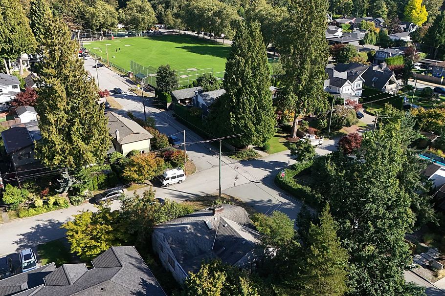 2405 Lloyd Avenue North Vancouver, BC - 4