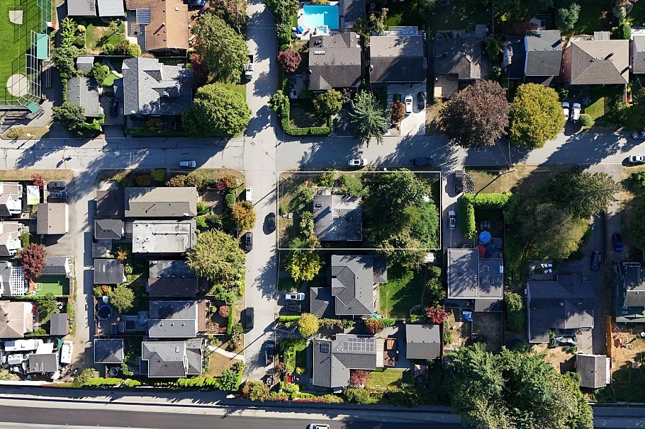 2405 Lloyd Avenue North Vancouver, BC - 11