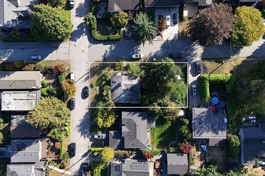 2405 Lloyd Avenue North Vancouver, BC - 1