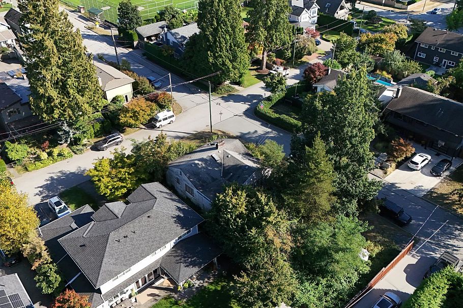 2405 Lloyd Avenue North Vancouver, BC - 5