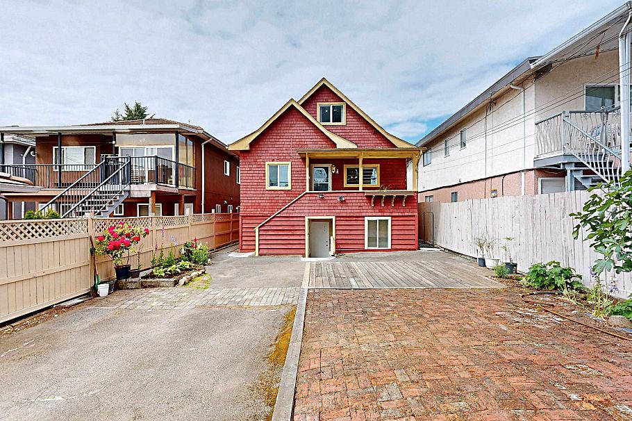 3232 E 43rd Avenue Vancouver, BC - 37