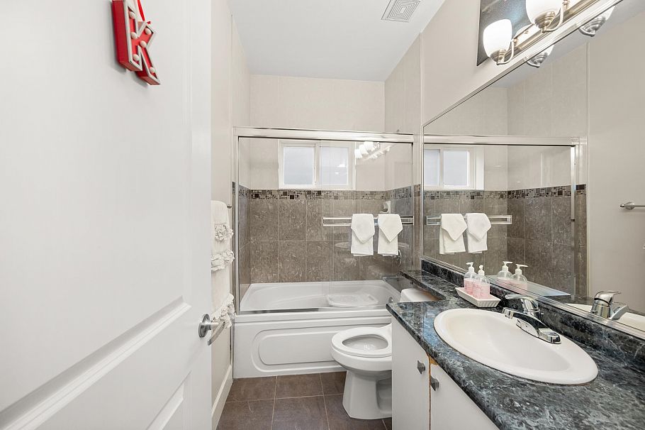 2643 E 8th Avenue Vancouver, BC - 26