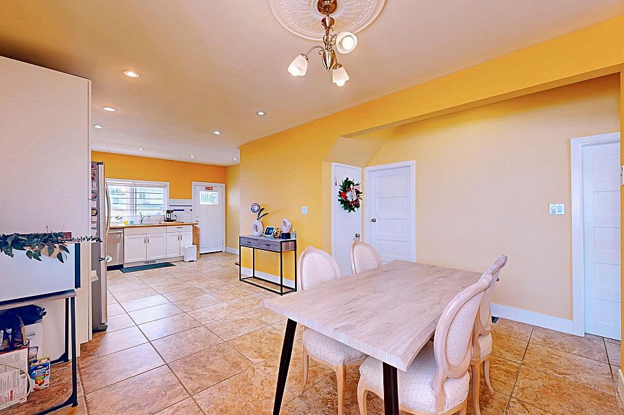 3232 E 43rd Avenue Vancouver, BC - 4