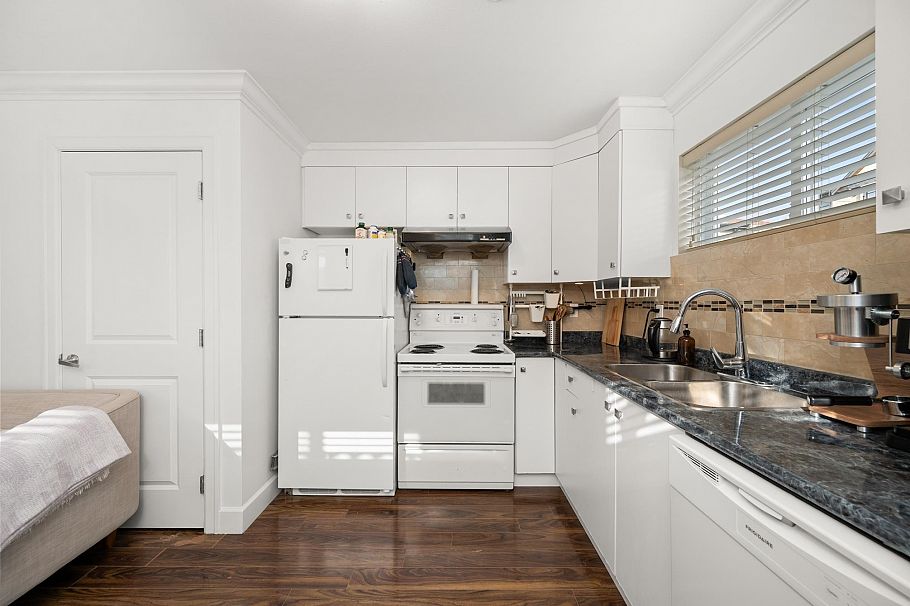 2643 E 8th Avenue Vancouver, BC - 29