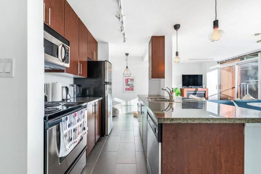 518 618 Abbott Street Vancouver, BC - 2