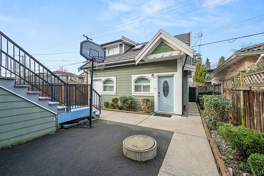 2643 E 8th Avenue Vancouver, BC - 36