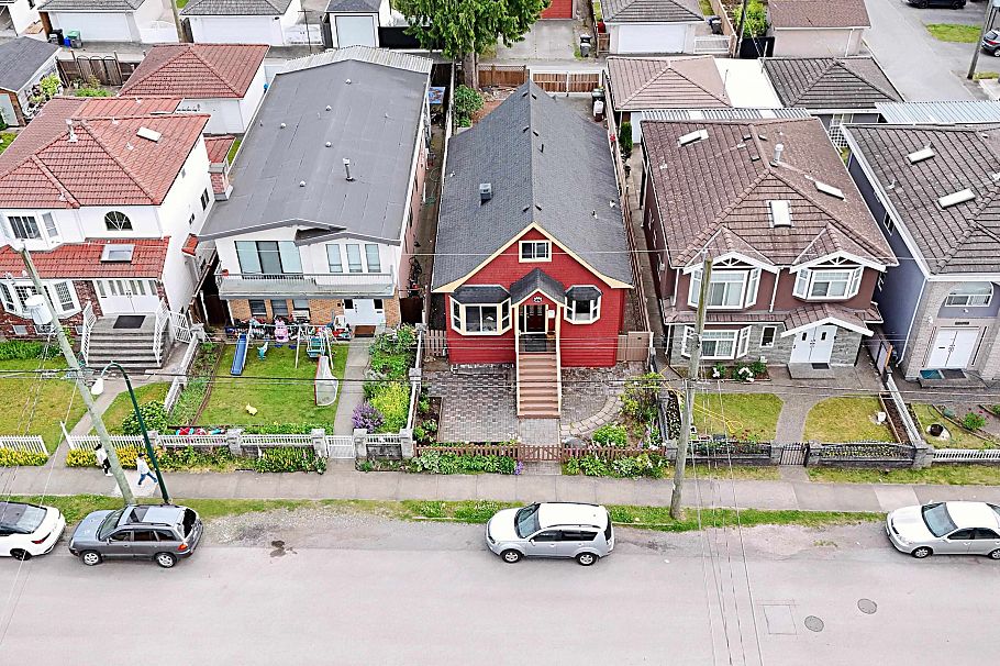 3232 E 43rd Avenue Vancouver, BC - 38