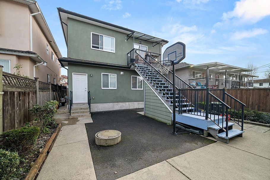2643 E 8th Avenue Vancouver, BC - 37
